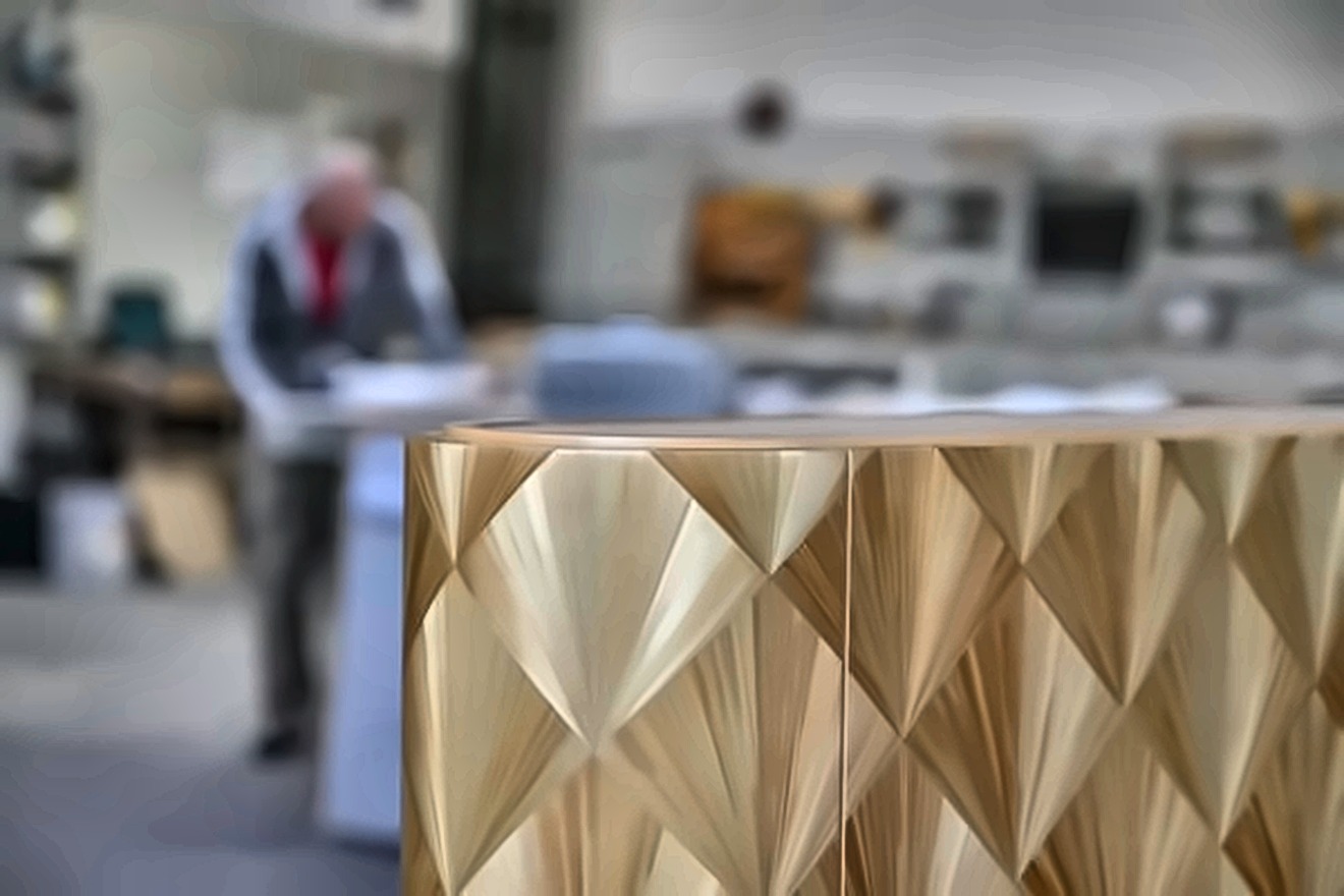 Nahaufnahme einer furnierten Oberfläche in der Werkstatt