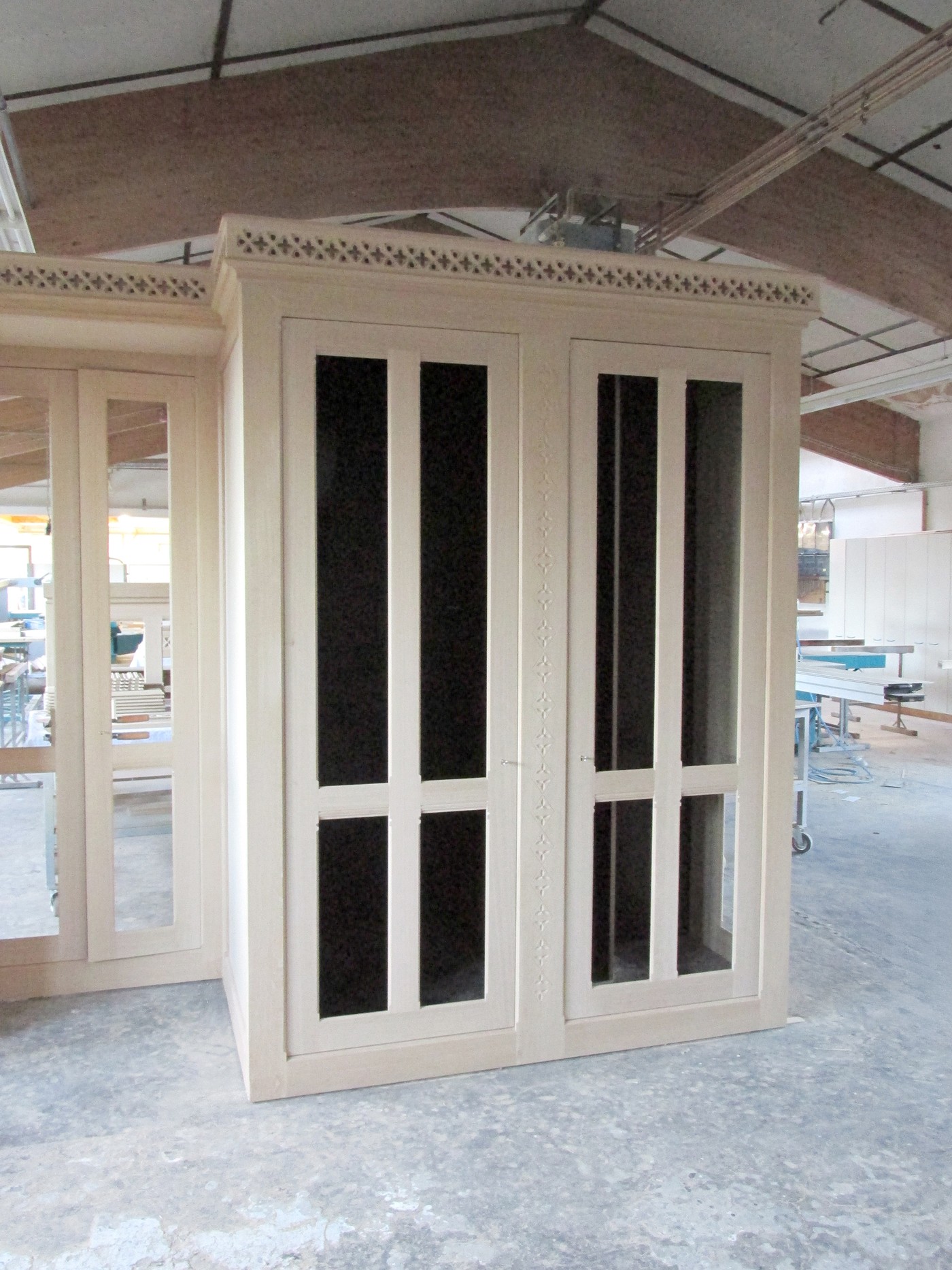 Maßgefertigter Vitrinenschrank aus Massivholz