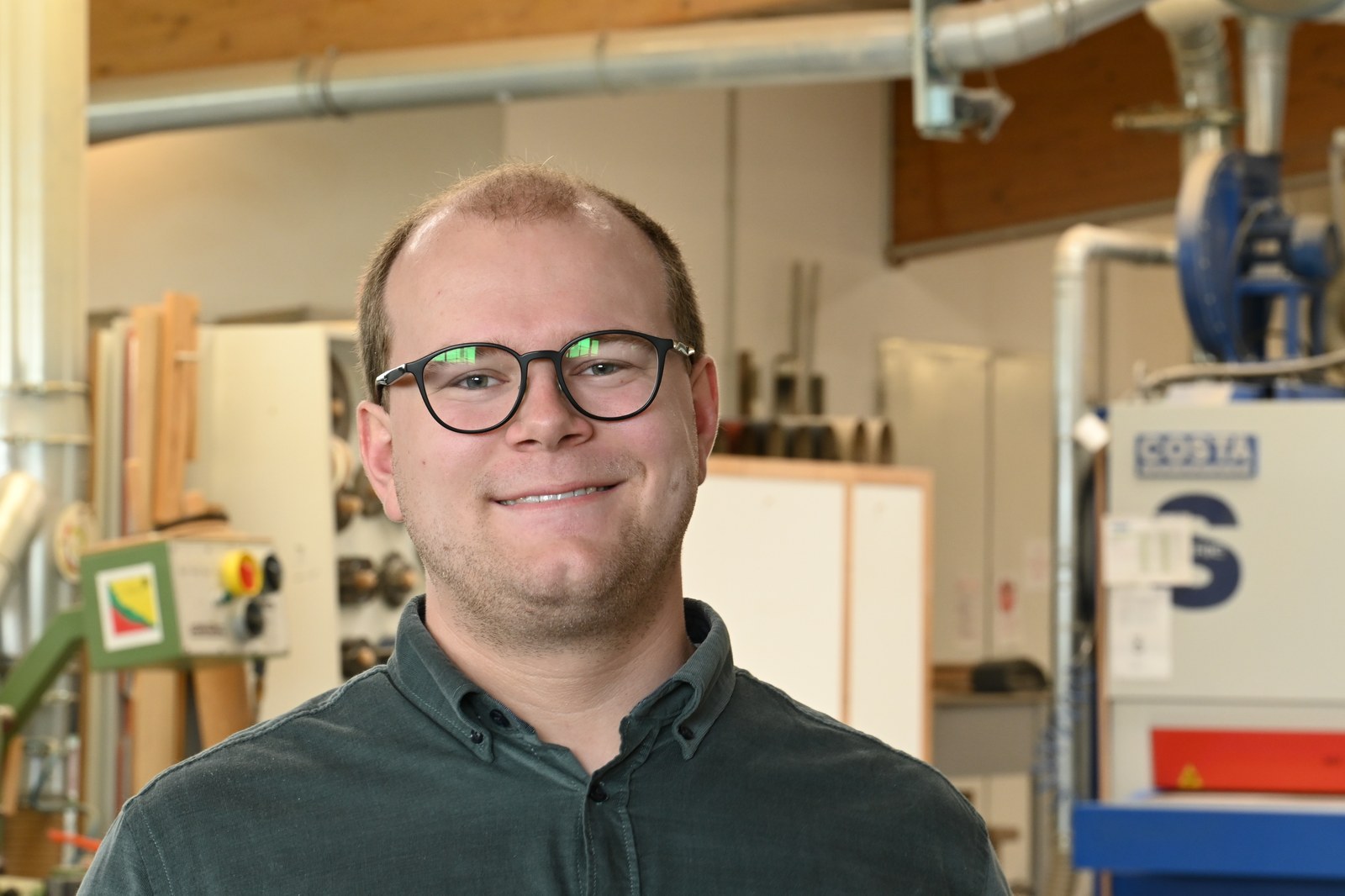 Noah Wößmann in der Werkstatt