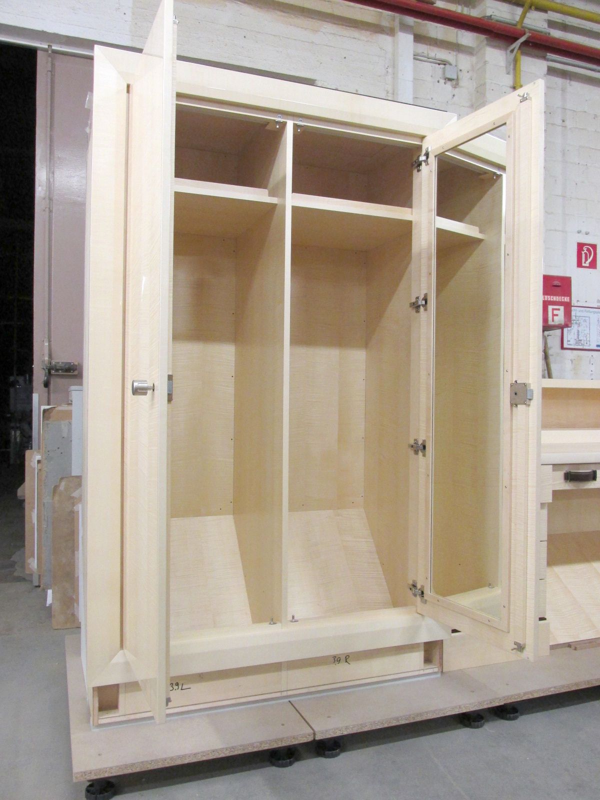 Eingebauter Kleiderschrank im Yachtinterieur