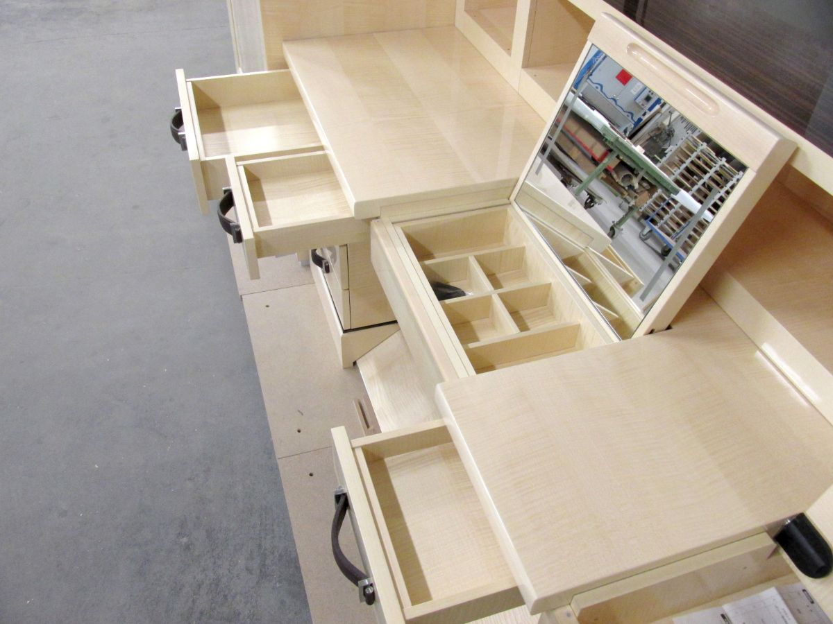 Präzise gefertigter Einbauschrank, Innenansicht