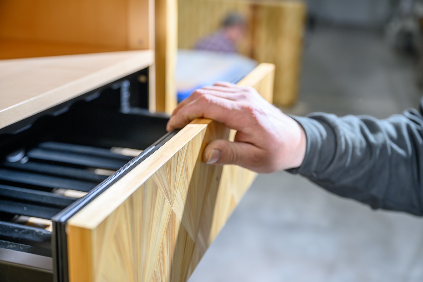 Detailaufnahme einer eingepassten Schublade